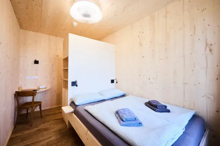Doppelbett in der Bio-Herberge des Biohotels Lindengut in Dipperz