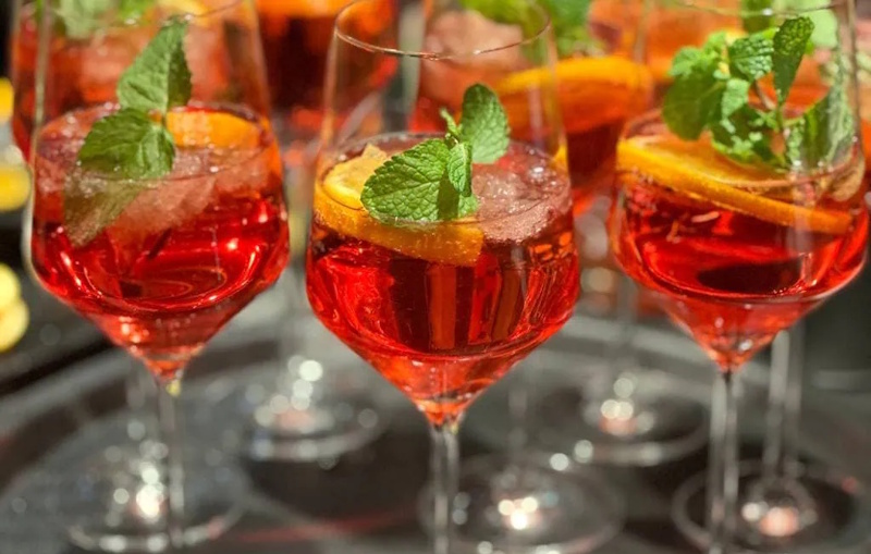 Begrüßungsgetränk mit mehreren Gläsern mit einem Cocktail stehen auf einem Tablett
