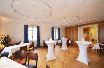 Großer Saal im Gästehaus des Biohotels Lindengut
