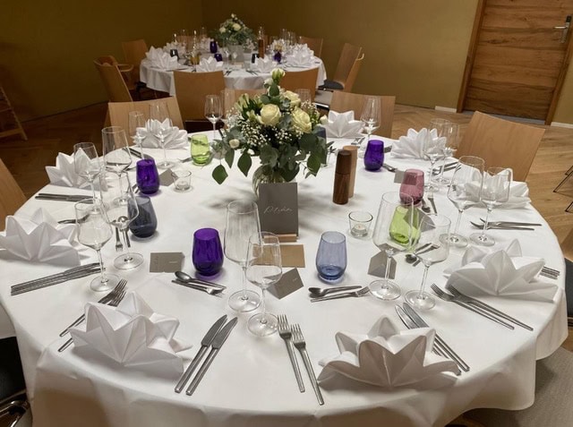 Runde Tische eingedeckt Hochzeit (