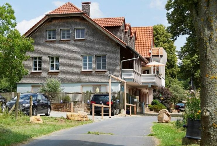 Gästehaus Außenansicht - Biohotel Lindengut in Dipperz